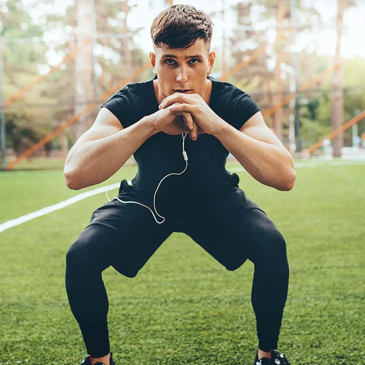 Man doet thuis workout zonder apparatuur met waterflessen als gewichten